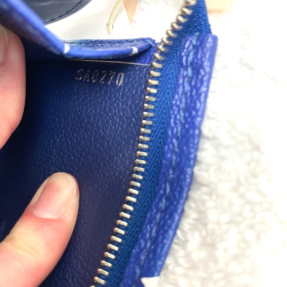 LV Blue Escale limited edition toiletry bag - Picture 9 of 15